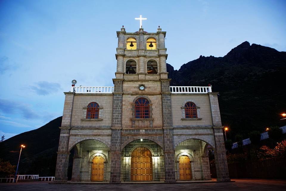 Santuario del Señor de Huanca en Cusco con fachada iluminada | Trekero
