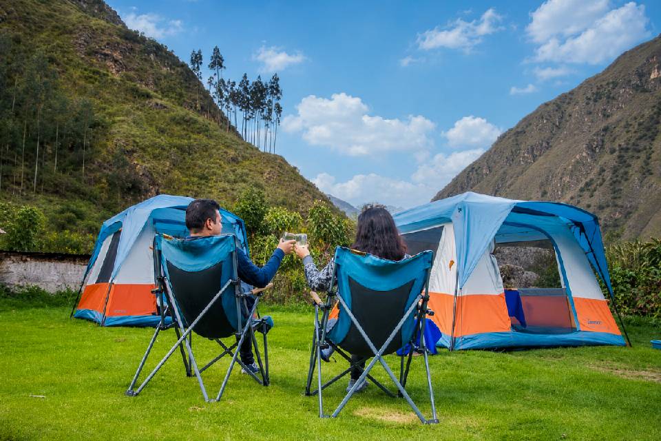 Bebidas al atardecer entre los paisajes de los Andes | Trekero