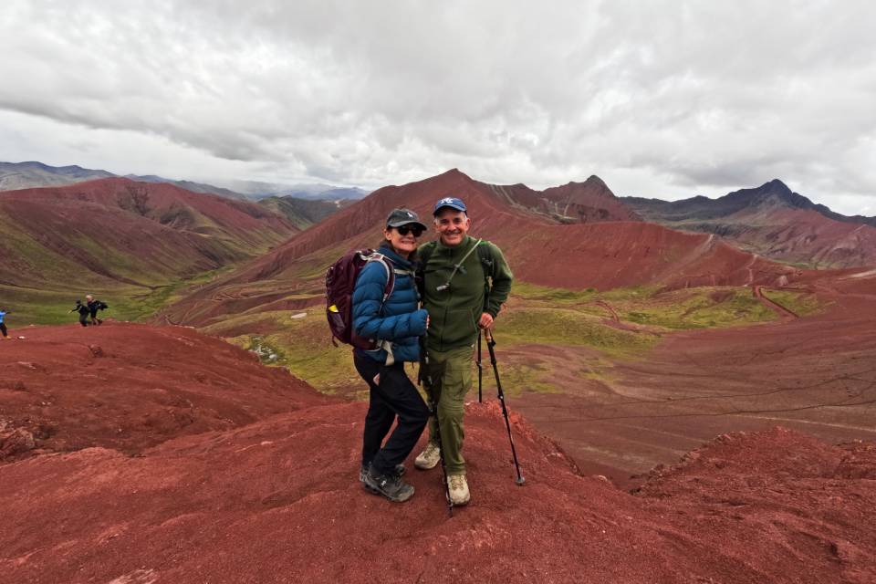 Pareja de excursionistas en el Valle Rojo | Trekero