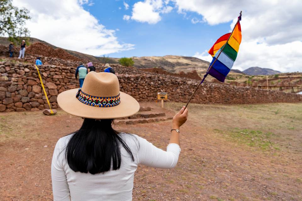 Visitante en el Parque Arqueológico de Pikillacta | Trekero