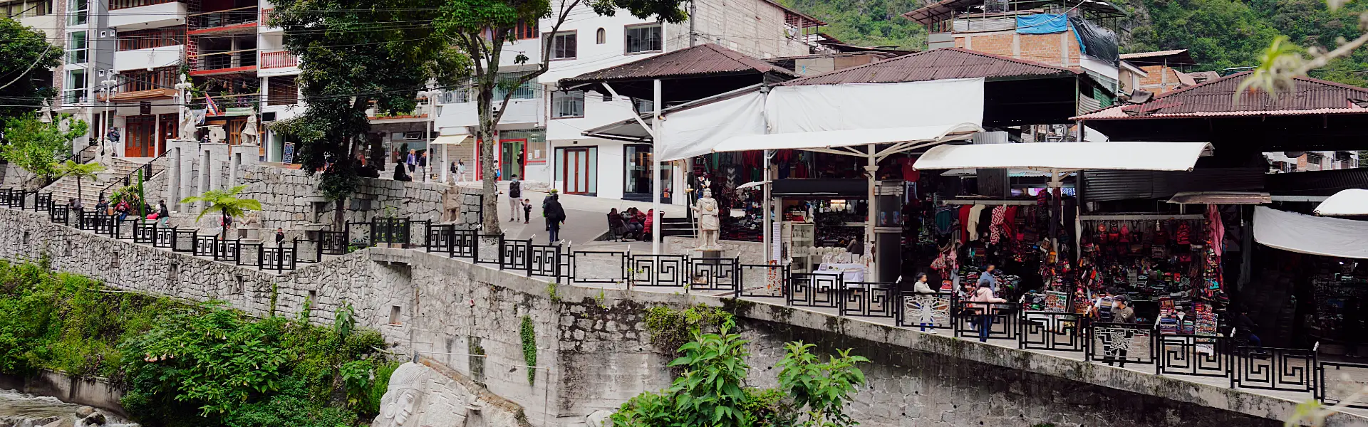 Mercado artesanal de Aguas Calientes | Trekero
