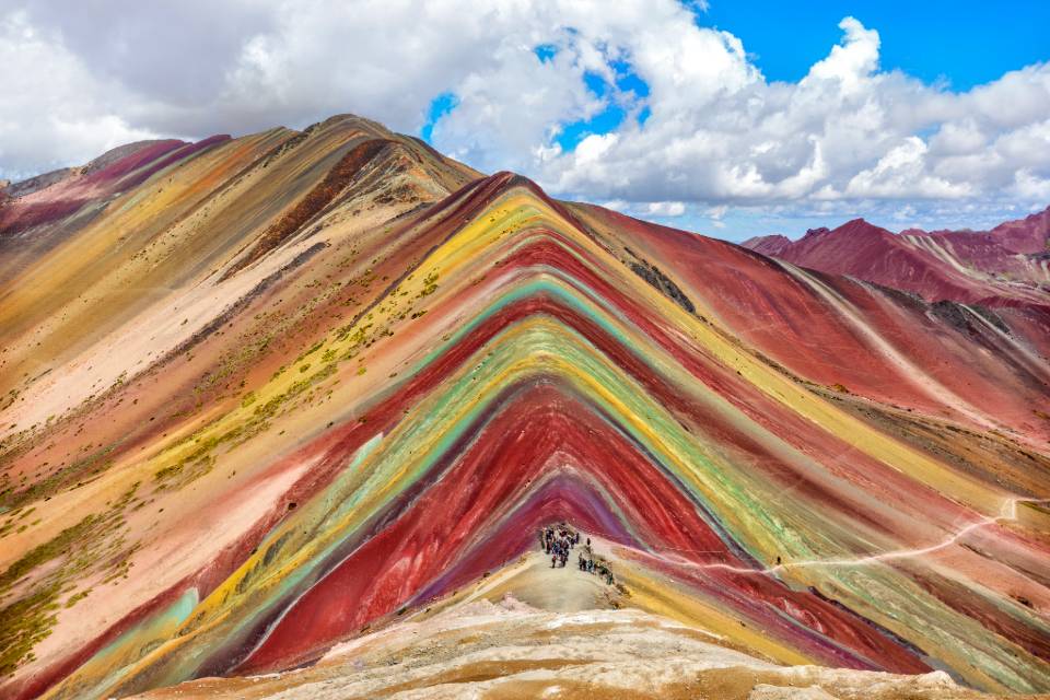 Perfil multicolor de Vinicunca bajo el cielo andino | Trekero