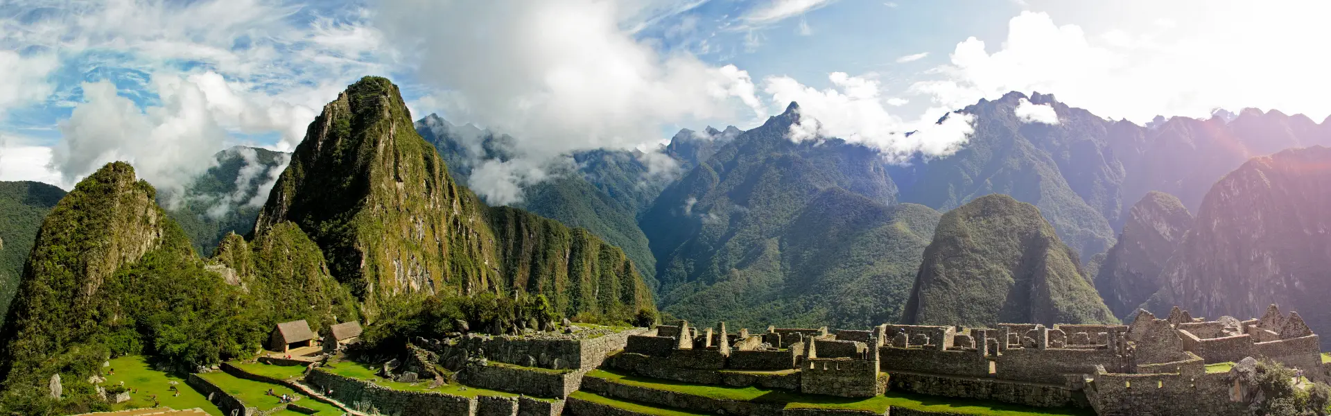 Vista panorámica de Machu Picchu y sus montañas | Trekero
