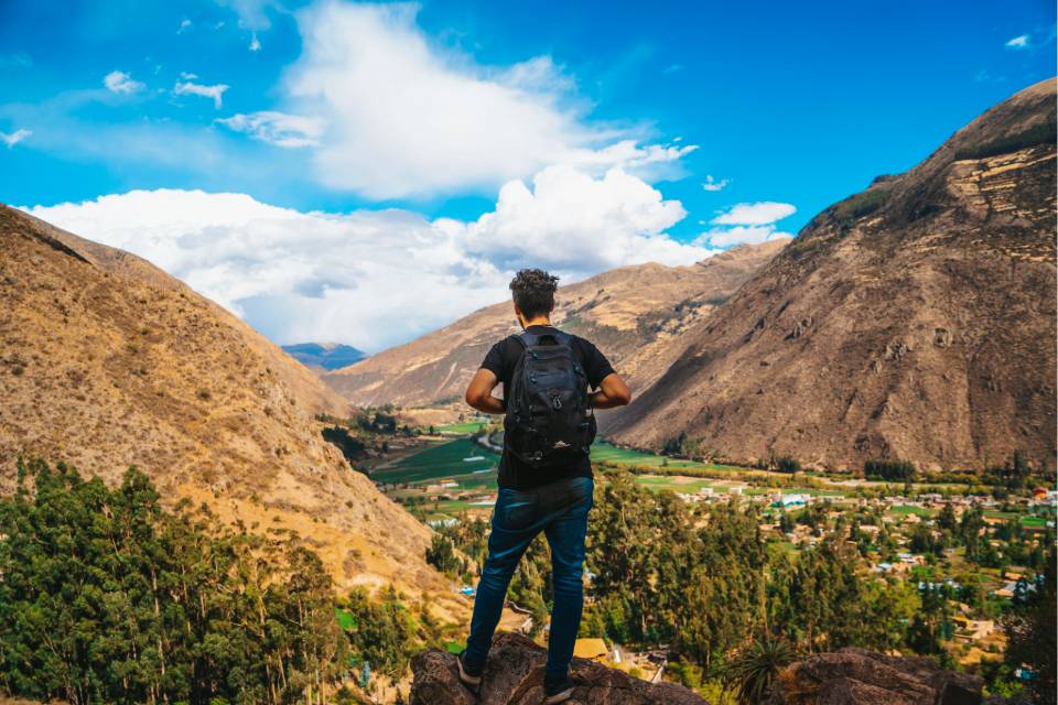 Valle Sagrado entre montañas y campos de cultivo | Trekero