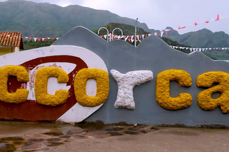 Letrero de bienvenida a Ccorca, Cusco | Trekero