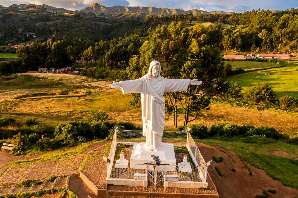 Vista aérea del Cristo Blanco de Cusco | Trekero