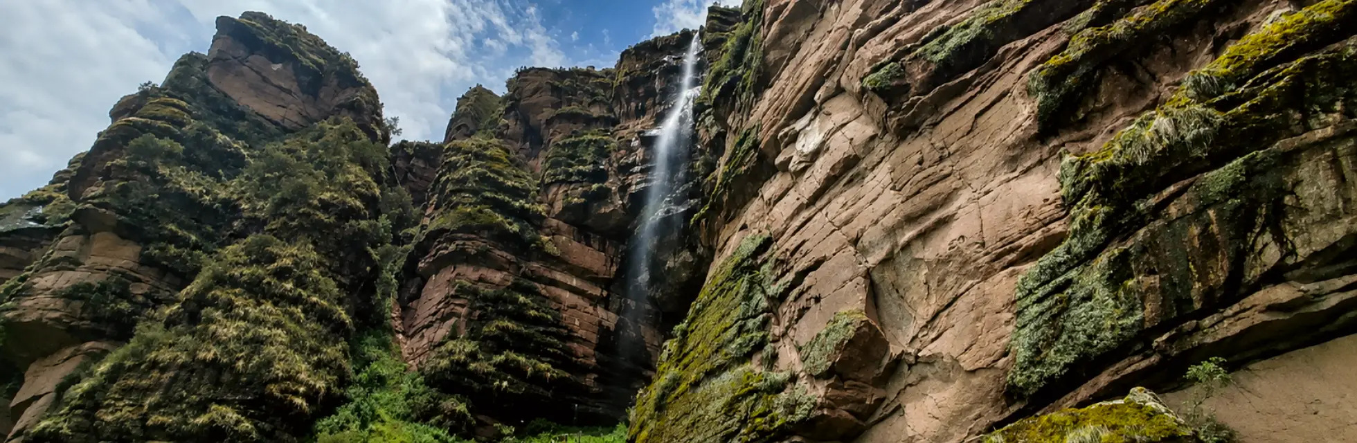 Farallones y catarata de Tecsecocha en Ccorca | Trekero