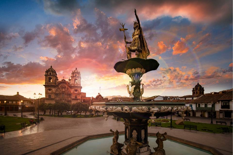 Fuente de la Plaza de Armas al atardecer | Trekero
