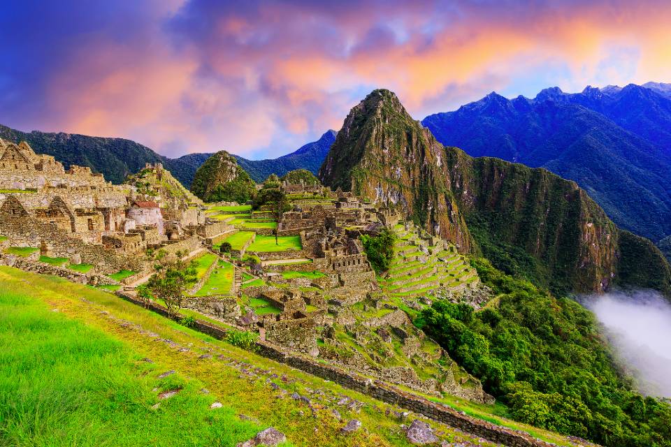 Machu Picchu bajo un cielo de atardecer | Trekero
