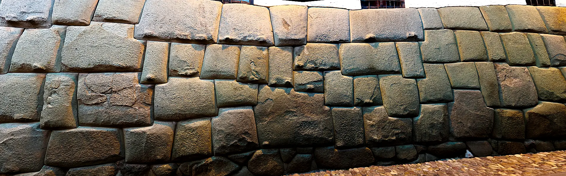 Vista panorámica del muro inca de Hatun Rumiyoc | Trekero