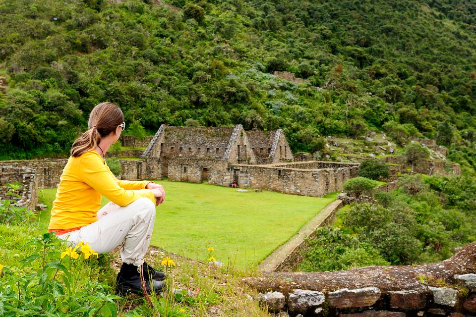 Plaza principal de Choquequirao rodeada de vegetación | Trekero