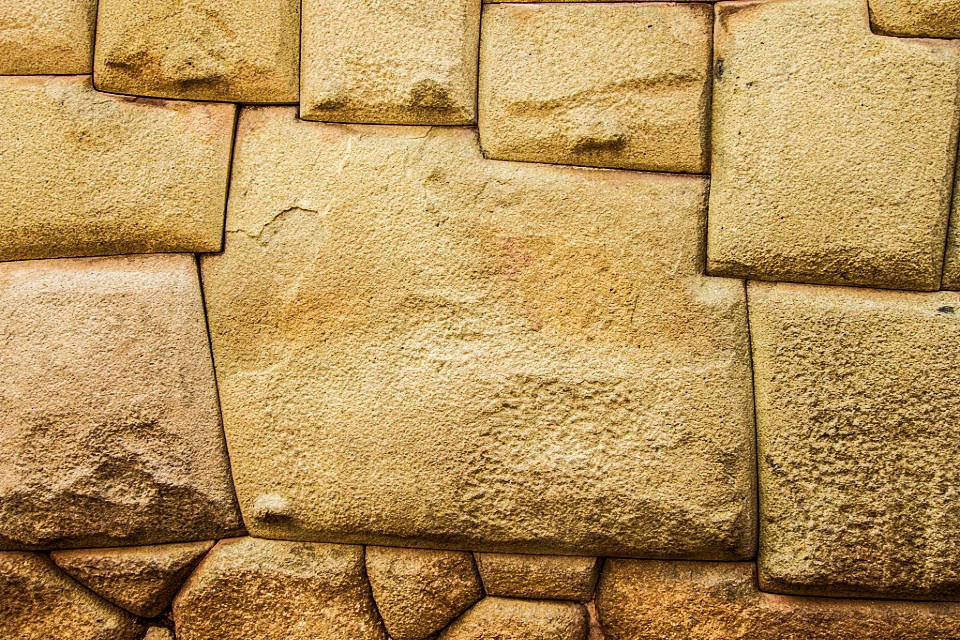 Piedra de los Doce Ángulos en primer plano | Trekero