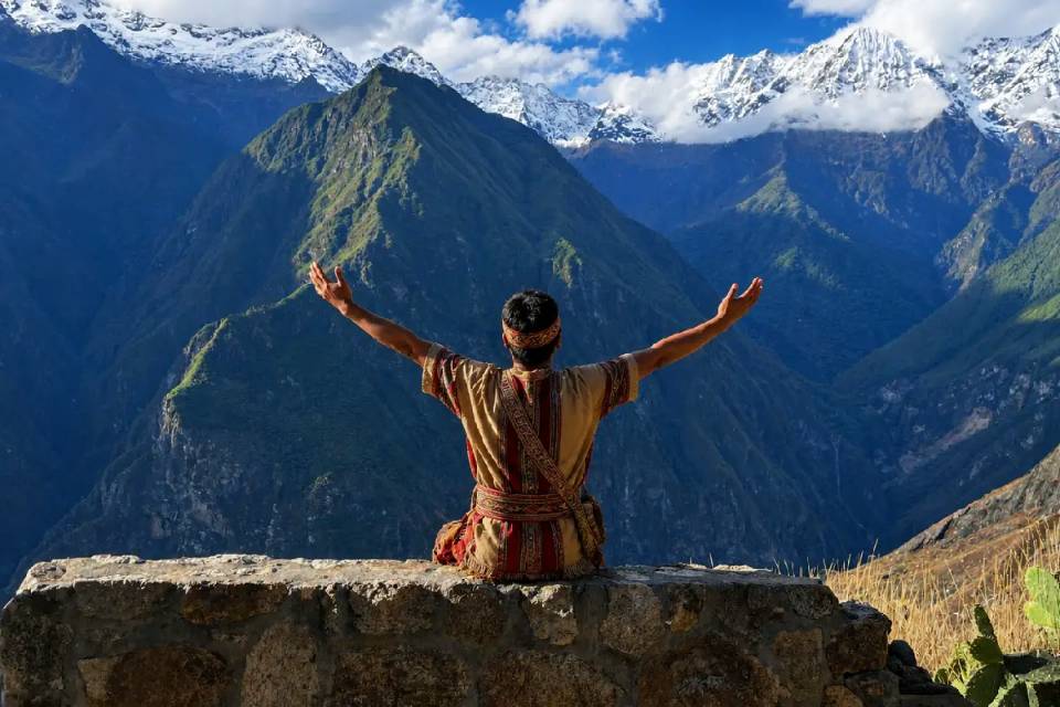 Chasqui contemplando los Andes | Trekero