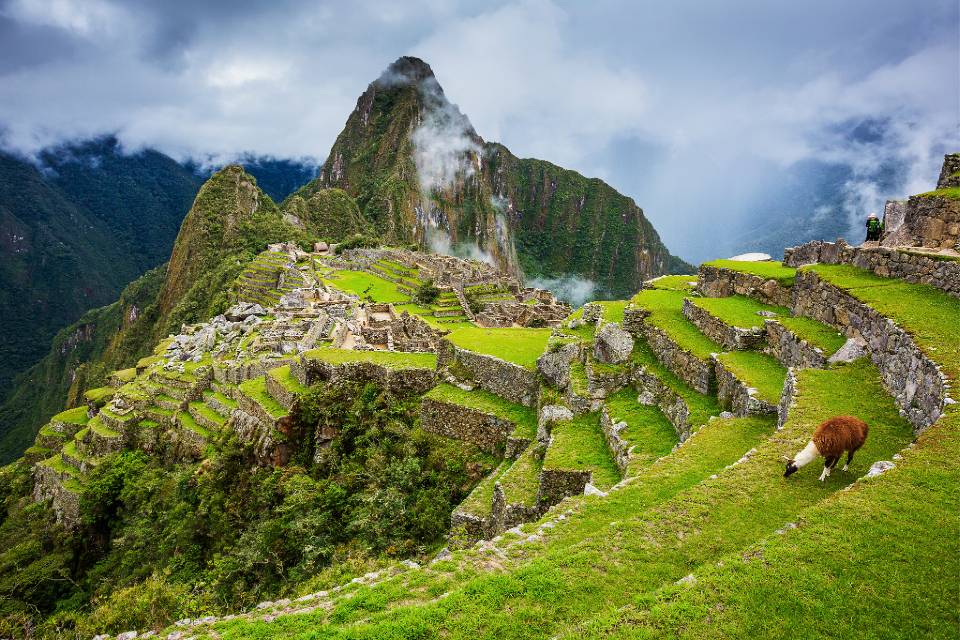 Machu Picchu entre montañas y nubes | Trekero