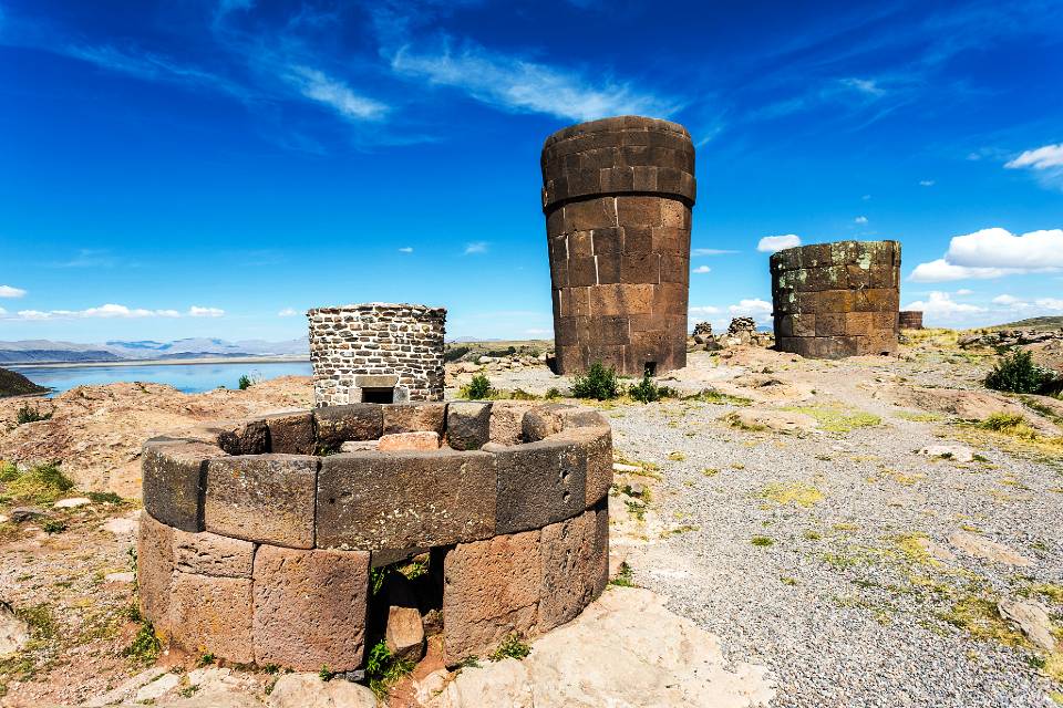 Base circular y torres funerarias de Sillustani