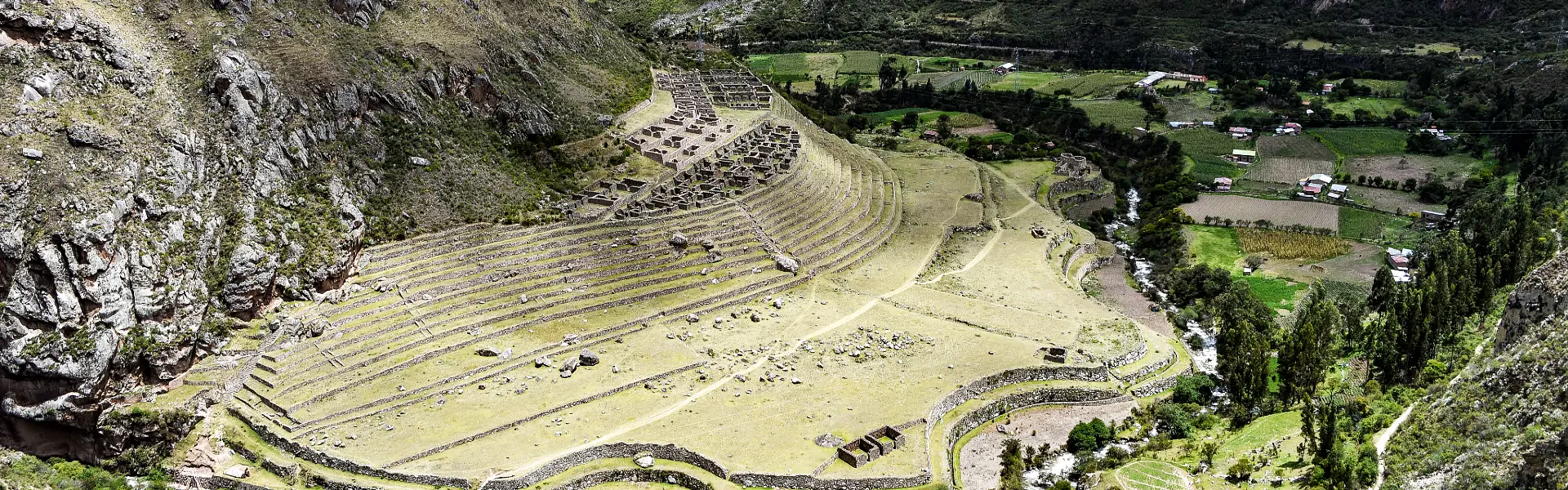 Panorámica de los andenes y recintos de Patallacta junto al río y campos agrícolas