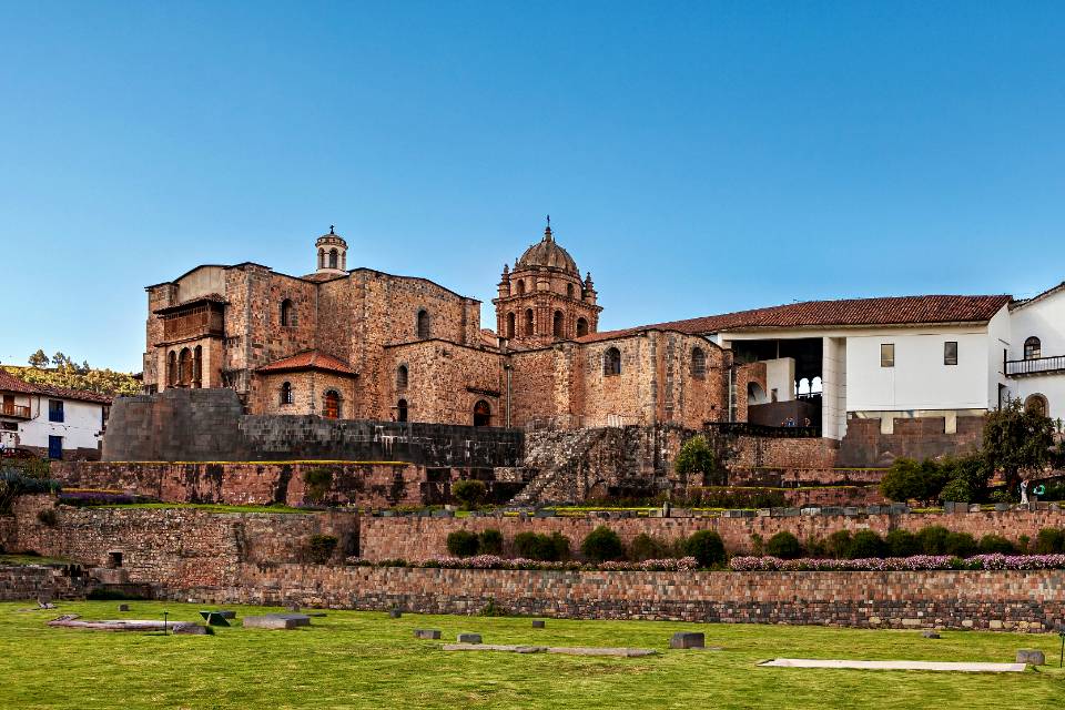 Vista del Coricancha y el convento de Santo Domingo sobre los antiguos muros incas en Cusco