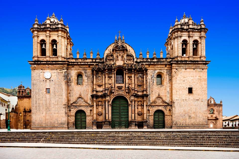 Fachada principal de la Basílica Catedral del Cusco, con dos torres campanario, frontispicio ornamentado y tres portadas de piedra