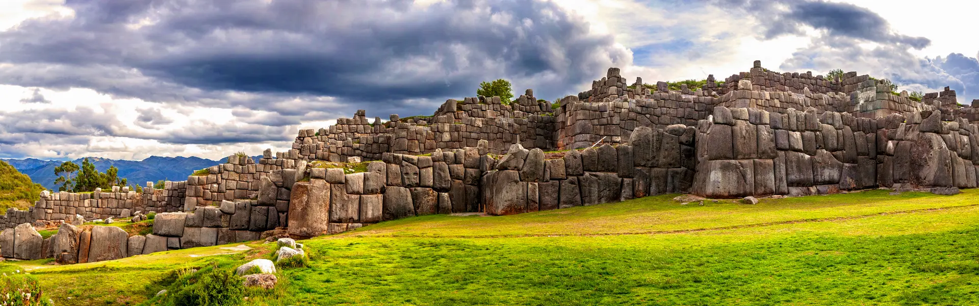Vista de sus murallas y paisaje andino de Sacsayhuaman | Trekero