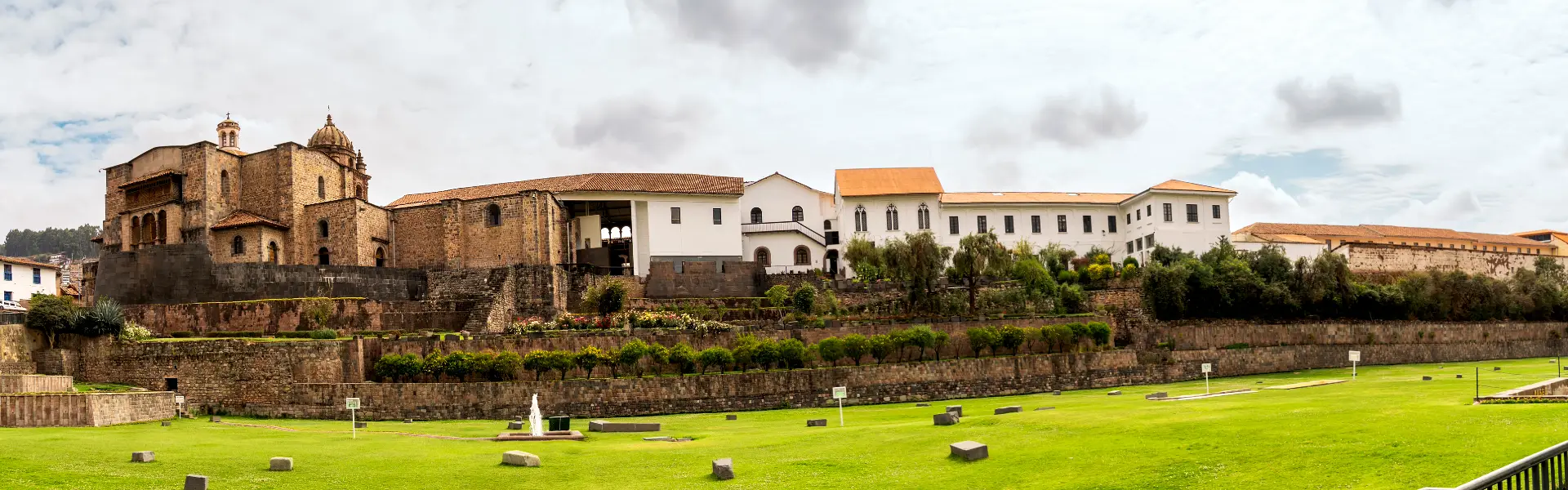 Vista panorámica del Coricancha, sus terrazas incas y el convento de Santo Domingo en Cusco
