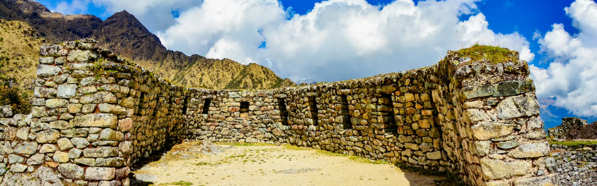 Recinto de piedra con muro curvo y hornacinas en el sitio arqueológico de Sayacmarca