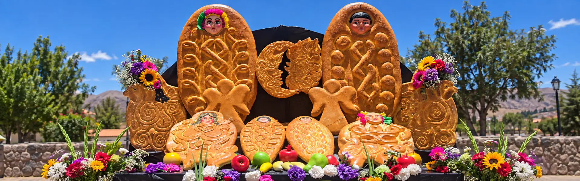 Exhibición de t’anta wawas, panes tradicionales, flores y ofrendas | Trekero