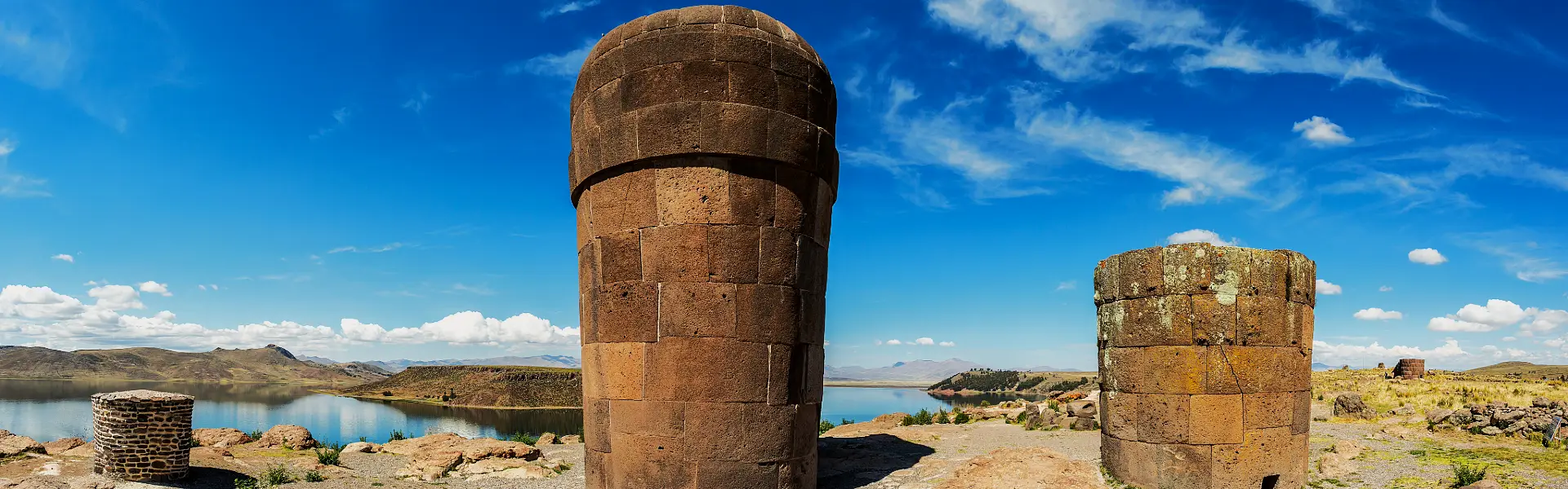 Torres funerarias de Sillustani junto a Umayo