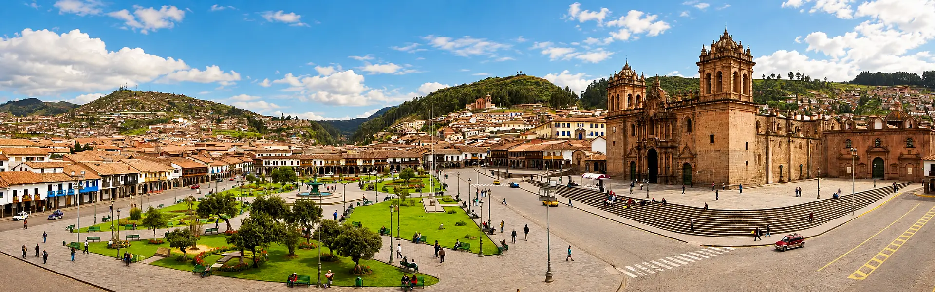 Vista panorámica de la Plaza de Armas del Cusco con la Catedral Basílica, jardines, portales coloniales y montañas