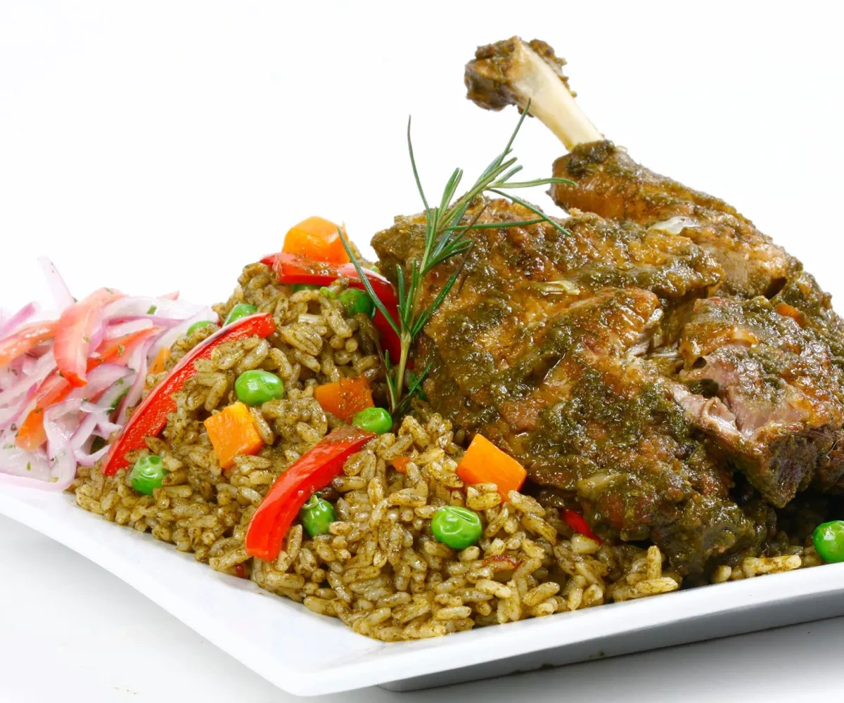 Arroz verde con presa de pato, preparado con culantro y servido al estilo norteño