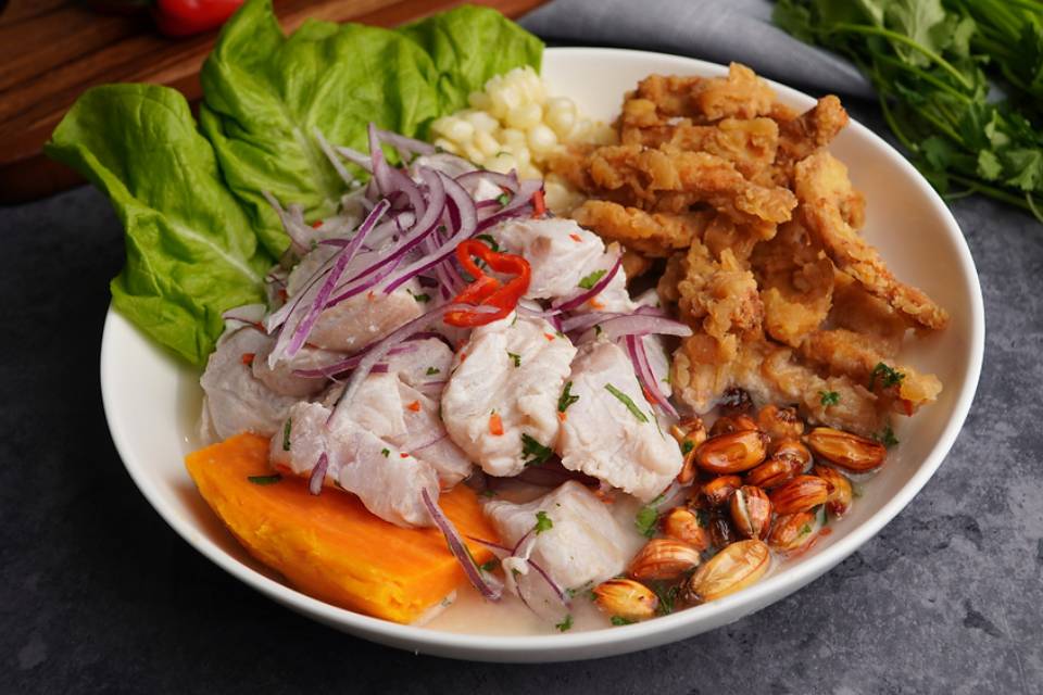 Ceviche mixto con chicharron de pota