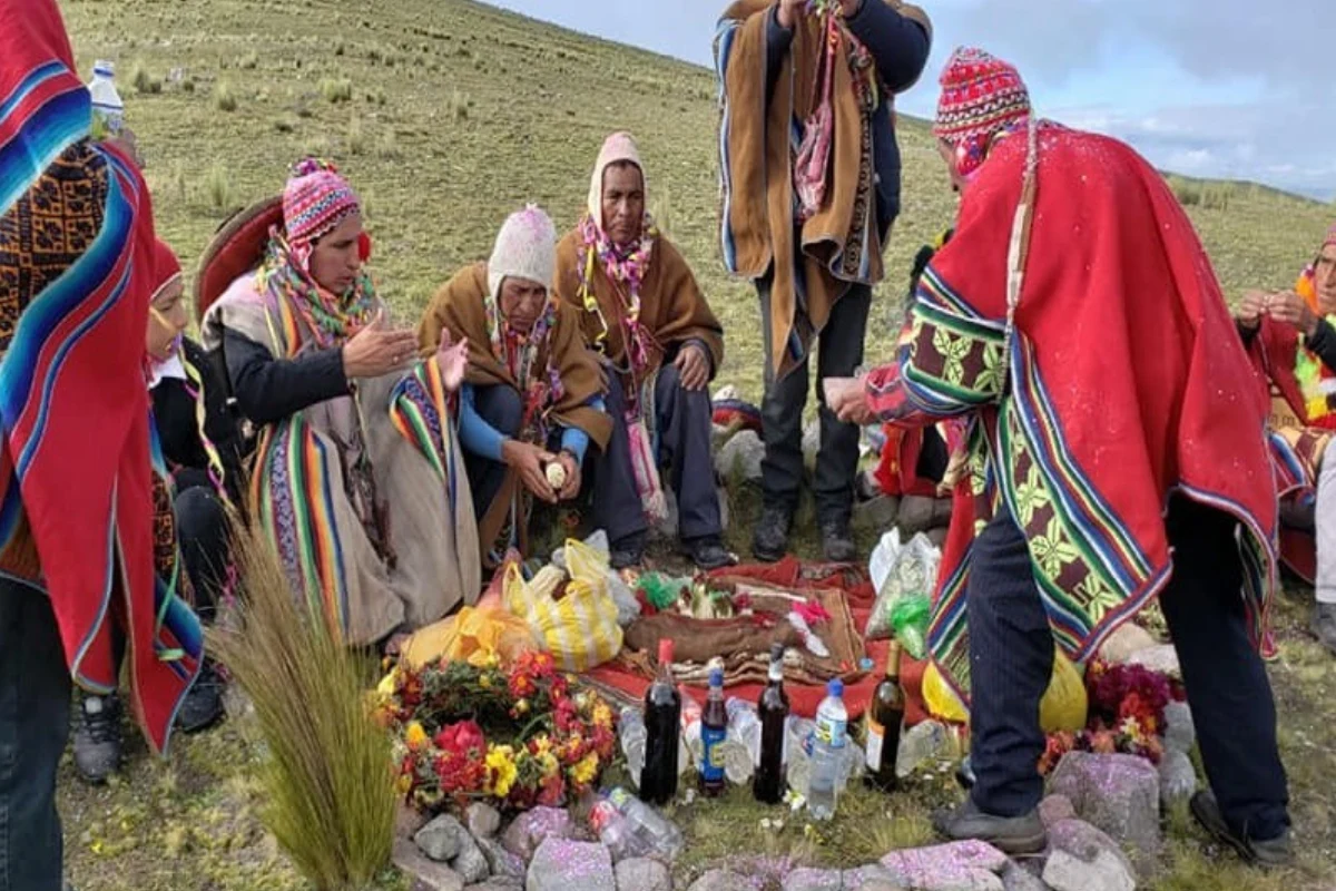 Ritual comunitario del Chiaraje en Canas con comuneros reunidos alrededor de una ofrenda andina