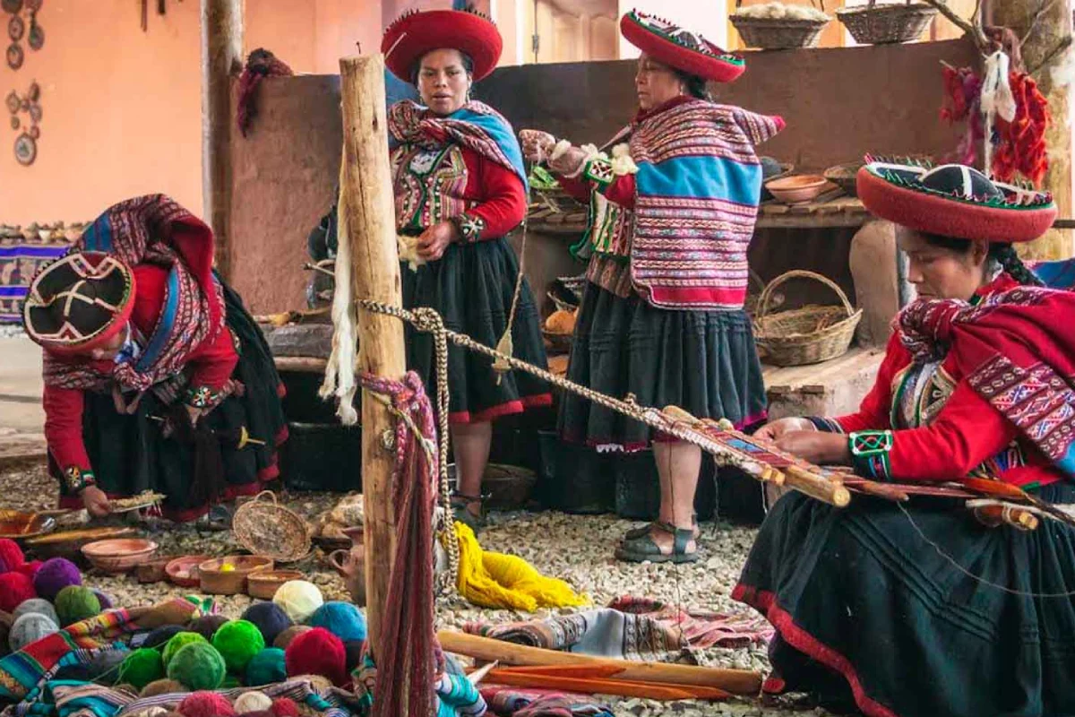 Mujeres de Chinchero tejiendo textiles tradicionales, parte de las costumbres de Cusco