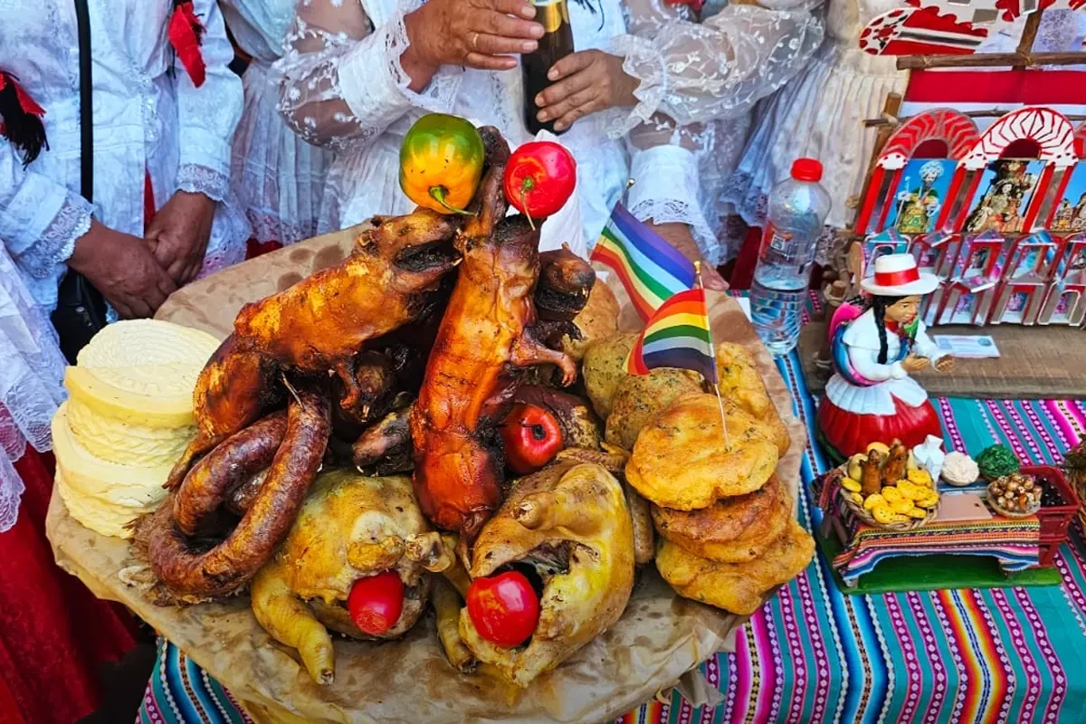 Plato de Chiriuchu con cuy, gallina, chorizo, queso, tortillas y otros ingredientes tradicionales de Cusco