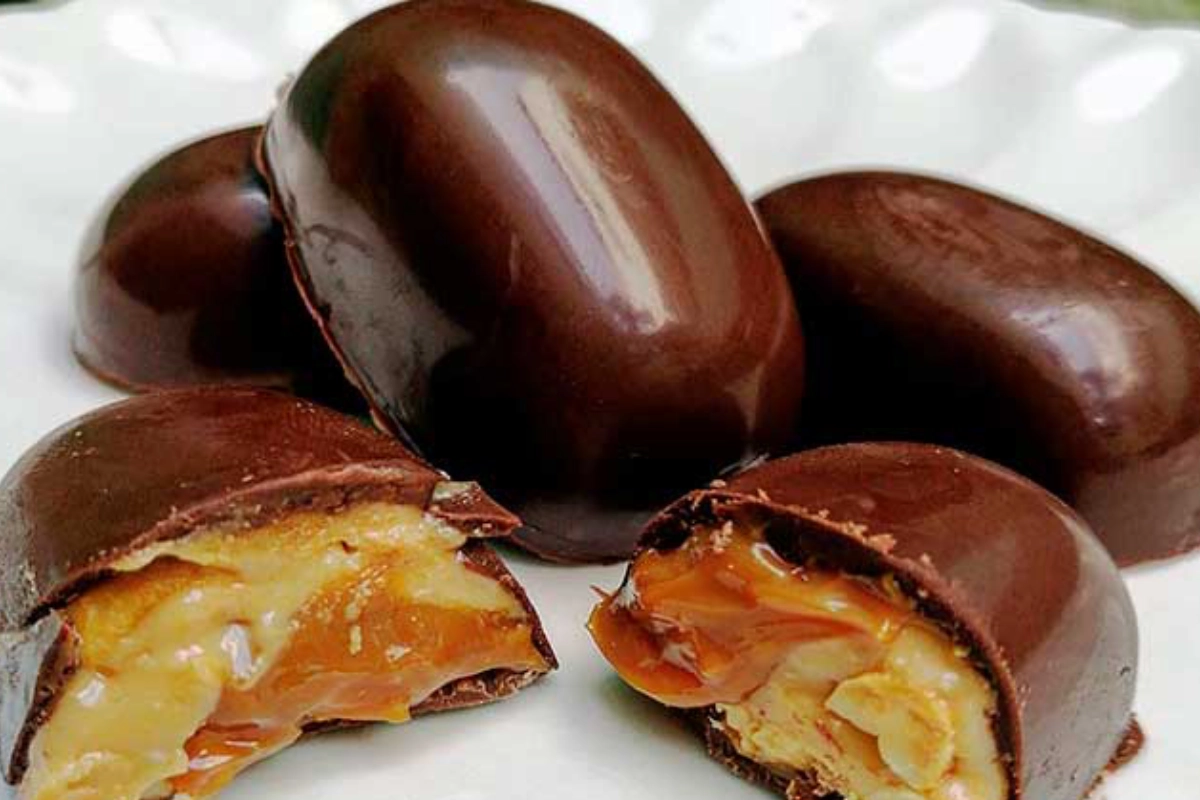 Chocotejas de chocolate con relleno de manjar blanco y frutos secos, presentadas como dulce peruano tradicional