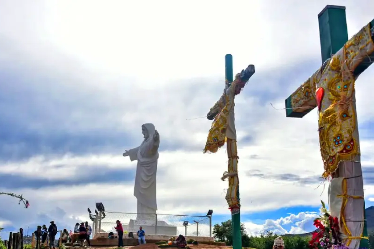 Cruces adornadas por Cruz Velacuy junto al Cristo Blanco en Cusco