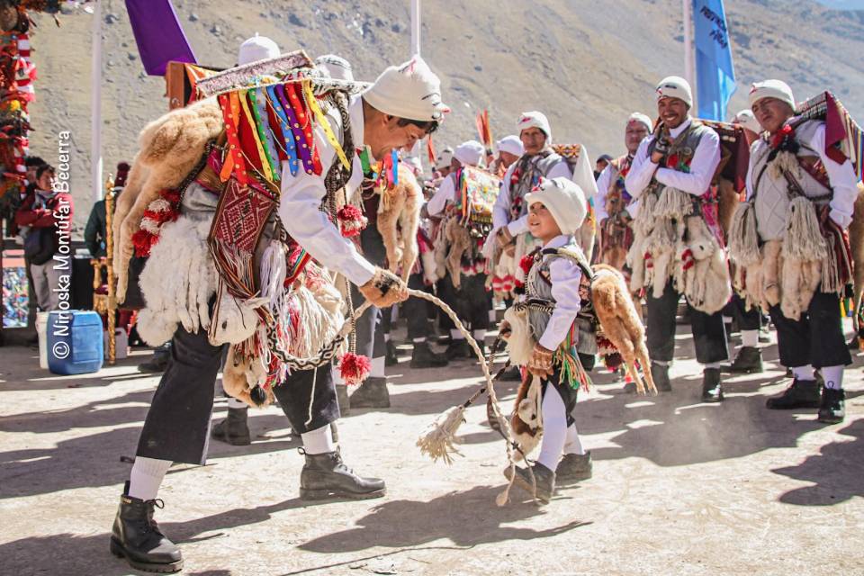 Danzantes de Capac Qolla empezando el ritual de los chicotazos