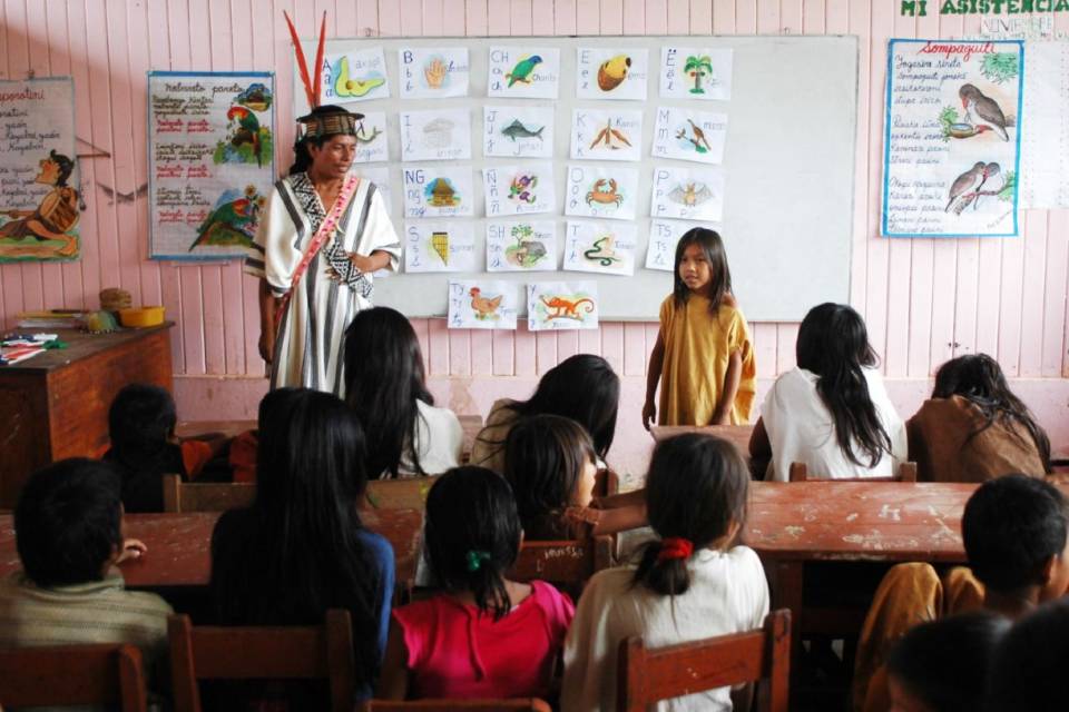 docente bilingüe enseñando su lengua nativa amazónica