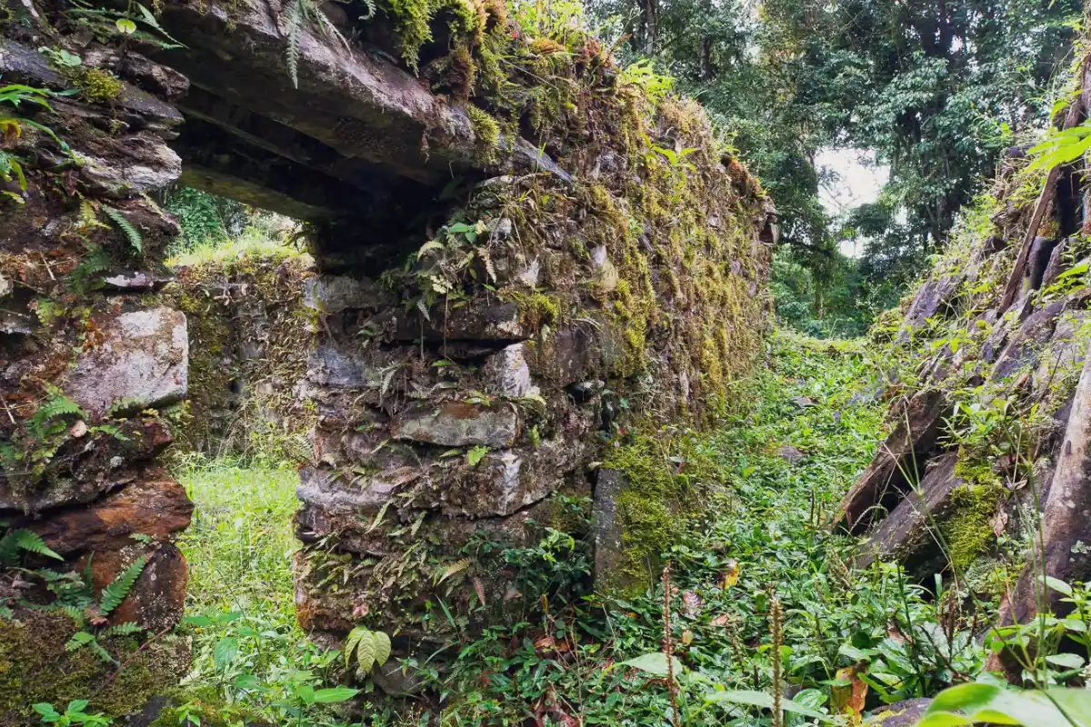 Puerta de piedra en Espíritu Pampa
