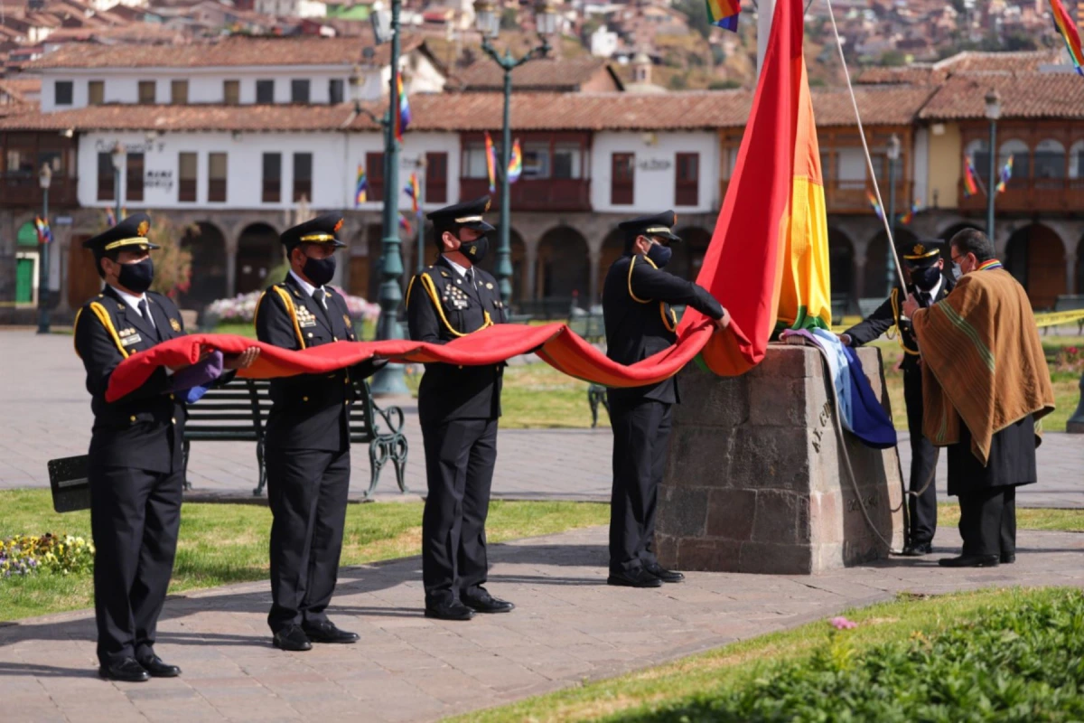 Izamiento de la Bandera del Cusco