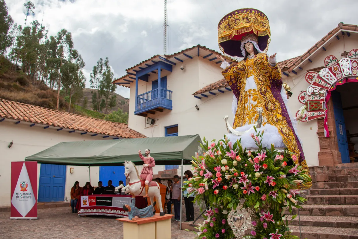 Mamacha Asunta de Calca en procesión, parte de las costumbres religiosas de Cusco