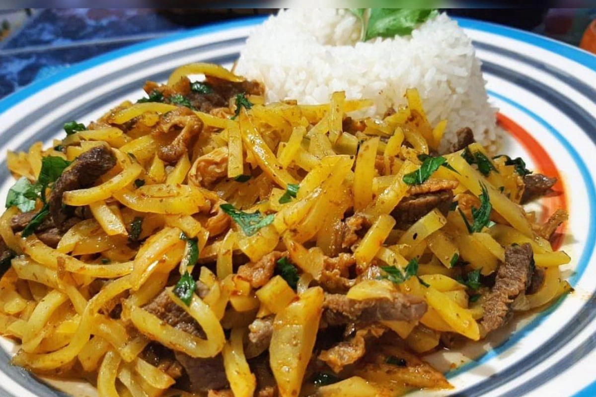 Olluquito guisado con charqui, ají y hierbas, servido como comida andina tradicional