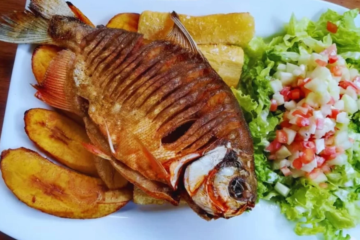 Paco frito con piel dorada y textura crocante, acompañado con yuca, plátano o ají de cocona