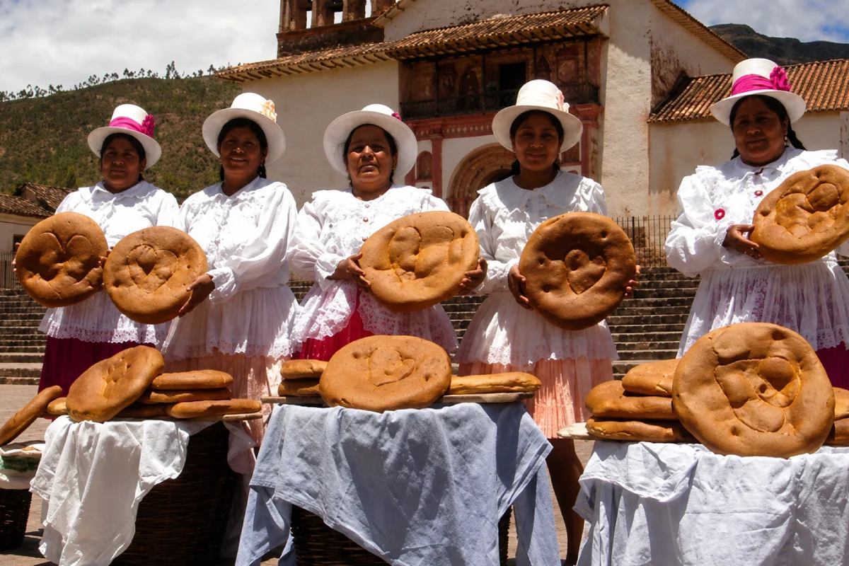 Mujeres de Oropesa mostrando pan chuta, pan tradicional de Cusco