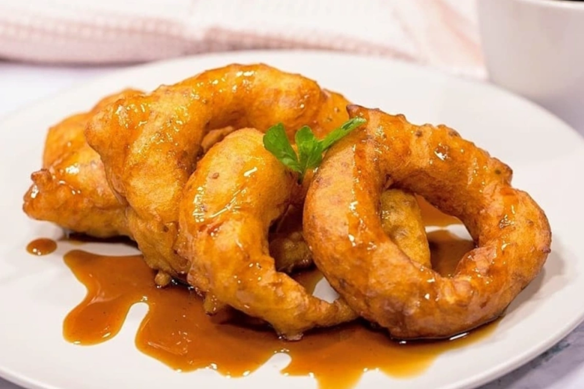 Picarones dorados servidos con miel de chancaca
