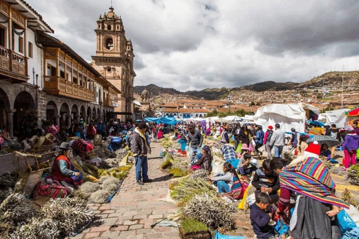Santurantikuy en Cusco con venta de hierbas y productos tradicionales para nacimientos en la Plaza de Armas