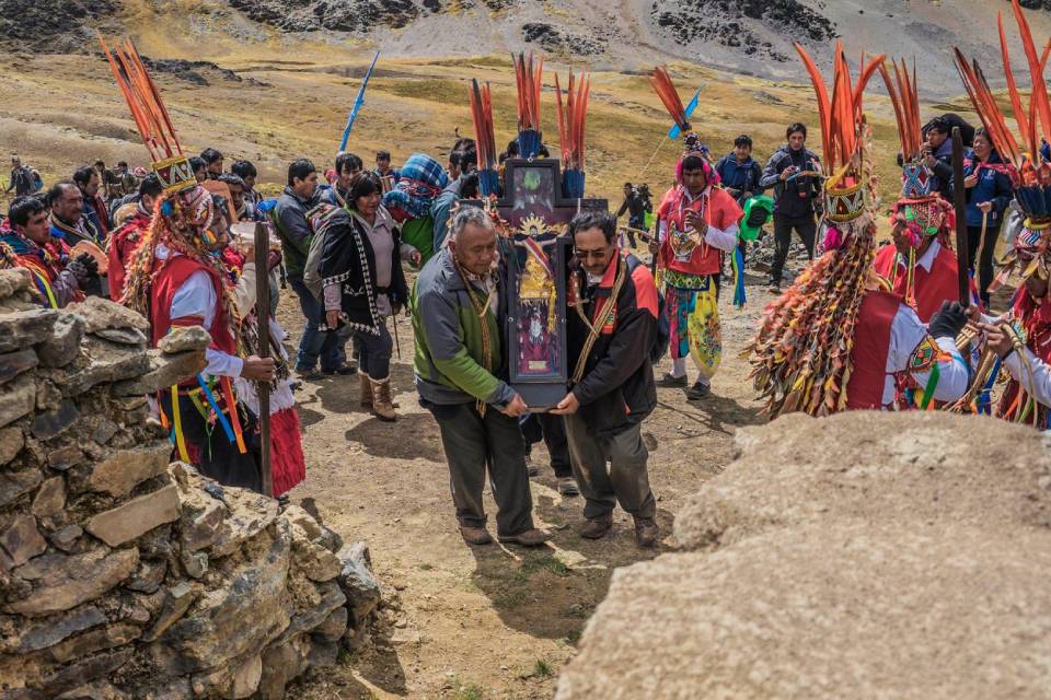 Fieles cargando la replica del Señor de Qoyllority