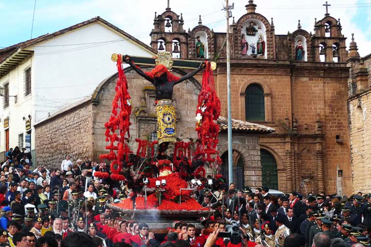 Señor de los Temblores en procesión durante la Semana Santa en Cusco