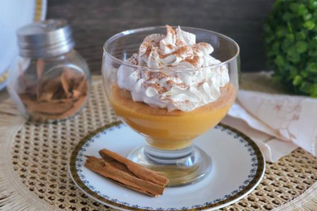 Postre cremoso de manjar blanco con merengue suave y canela por encima