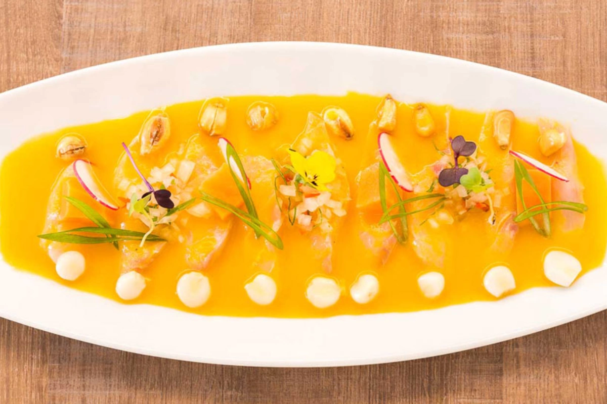 Tiradito de pescado fresco en láminas finas