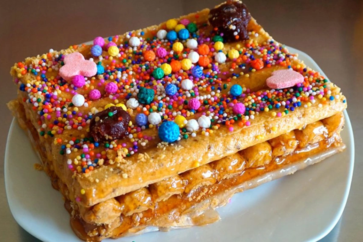 Turrón de Doña Pepa con capas de masa, miel dulce y grageas de colores
